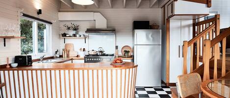 ثلاجة، ميكروويف، فرن، غسالة أطباق