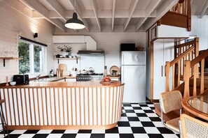 Fridge, microwave, oven, dishwasher - St Andrews Beach Lodge With Infrared Sauna & Outdoor Spa (st andrews beach)