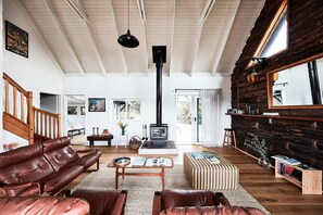 Smart TV, fireplace - St Andrews Beach Lodge With Infrared Sauna & Outdoor Spa (st andrews beach)