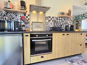 Fridge, microwave, coffee/tea maker - Cozy studio in Normandy with terrace, air conditioning, parking and pets allowed (Saint-Illiers-la-Ville)