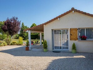 Terrace/patio - Cozy studio in Normandy with terrace, air conditioning, parking and pets allowed (Saint-Illiers-la-Ville)