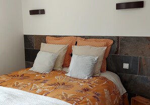 1 Schlafzimmer, Schreibtisch, Bügeleisen/Bügelbrett, Reisekinderbett