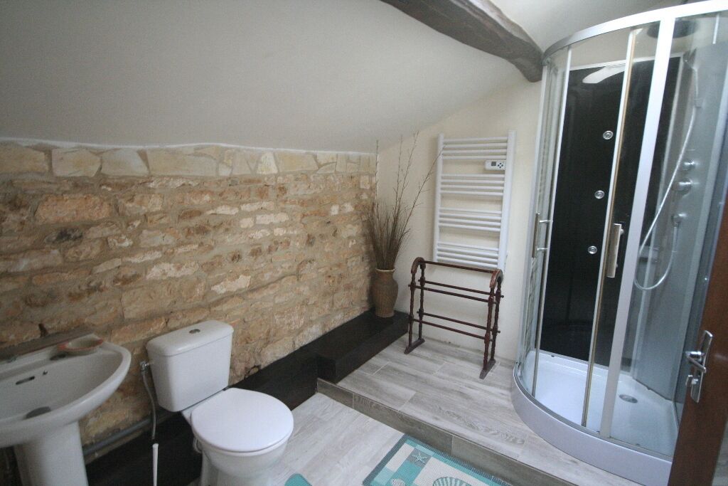 Douche, sèche-cheveux, serviettes fournies
