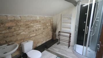 Douche, sĂšche-cheveux, serviettes fournies