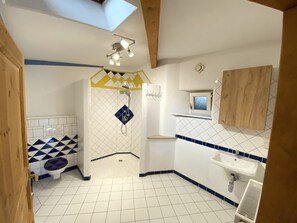 Dusj, hårføner, håndklær og såpe