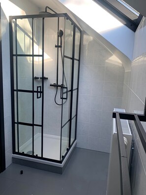 シャワー、トイレットペーパー