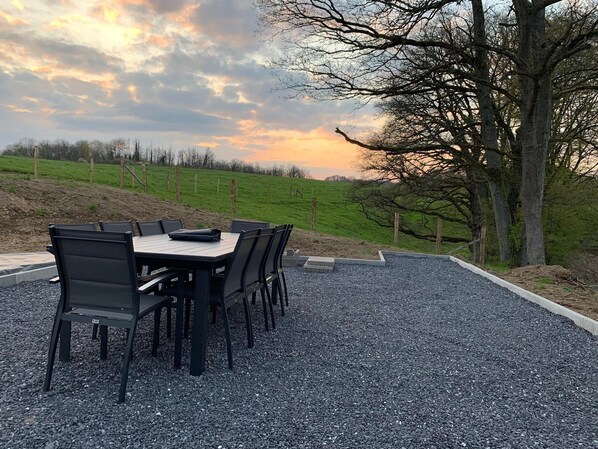 Outdoor dining - Cosy cottage on the edge of the woods (Houyet)