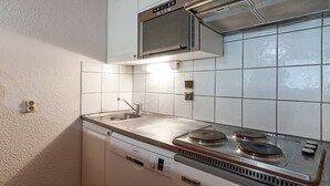 Cafetera o tetera, frigorífico, microondas y horno