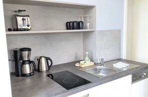 ثلاجة، موقد طهي مسطح، غسالة أطباق، ماكينة لصنع القهوة/الشاي