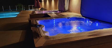 Una piscina al aire libre, una piscina climatizada