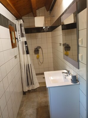 Shower - 4-bedroom apartment (porto)