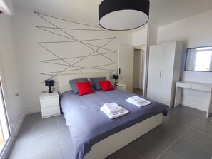 5 chambres, bureau, fer et planche à repasser, lit parapluie