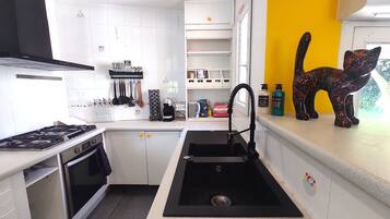 Een koelkast, een microgolfoven, een oven, een kookplaat