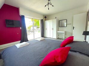 5 bedrooms, desk, iron/ironing board, travel crib