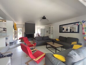 TV connectée, cheminée, table de tennis de table, livres