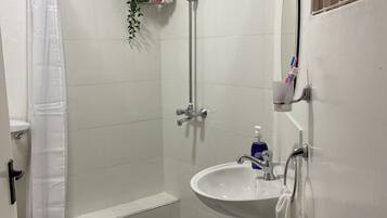 Combined shower/bathtub