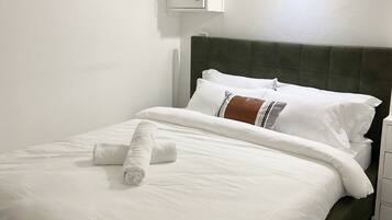 1 bedroom, desk, WiFi