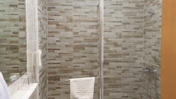 Habitación cuádruple familiar | Baño | Secador de pelo, bidé y toallas