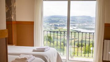 Habitación superior con 1 cama matrimonial o 2 individuales | Muebles diferentes, escritorio y espacio para trabajar con laptop