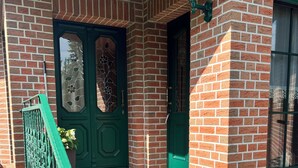 A brick building with a green door and steps leading up to it. - Beautiful, exclusive, large apartment for nature lovers, forest and lake region (Storkow (Mark))
