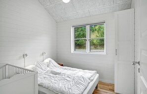 4 bedrooms, travel crib, free WiFi - Gorgeous home in Ebeltoft with kitchen (Ebeltoft)