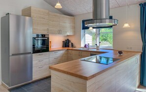 Fridge, oven, stovetop, dishwasher - Gorgeous home in Ebeltoft with kitchen (Ebeltoft)