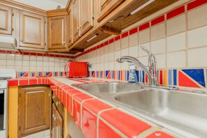 Réfrigérateur, four à micro-ondes, un four, surface de cuisson