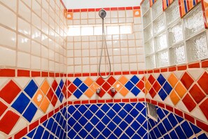 Een douche, een haardroger, handdoeken