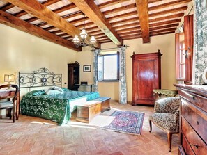 5 bedrooms, iron/ironing board, free WiFi, bed sheets
