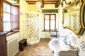 Shower, hair dryer, towels, toilet paper - The perfect vacation for families and friends, in a place that will remain in your heart. (Serrapetrona)
