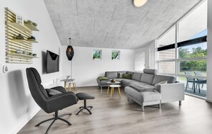 TV - Cozy home in Tarm with sauna (Tarm)