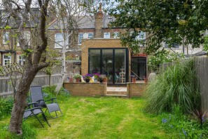 Property grounds - Inviting 2-bed Apartment in London (London)