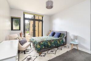 Apartment, 2 Queen Beds - Inviting 2-bed Apartment in London (London)