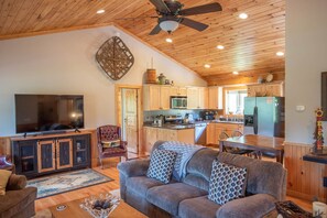 Télévision, cheminée, baby-foot