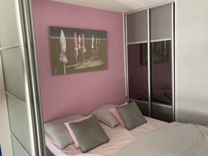 3 chambres, fer et planche à repasser, lit parapluie, Wi-Fi gratuit
