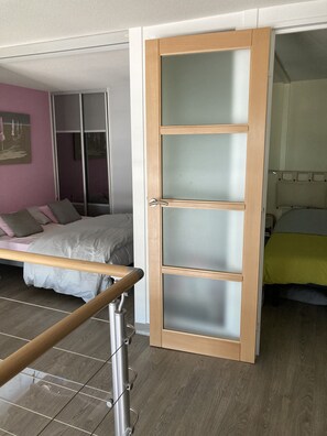 3 chambres, fer et planche à repasser, lit parapluie, Wi-Fi gratuit