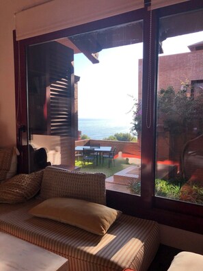 TV, DVD player, books, stereo