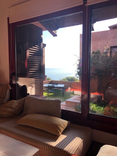 Air-conditioned house with a private garden overlooking the sea