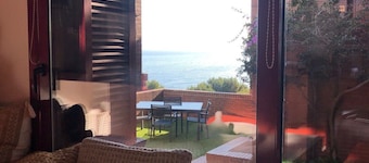 Air-conditioned house with a private garden overlooking the sea