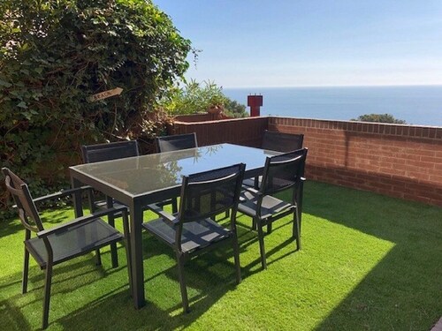 Air-conditioned house with a private garden overlooking the sea