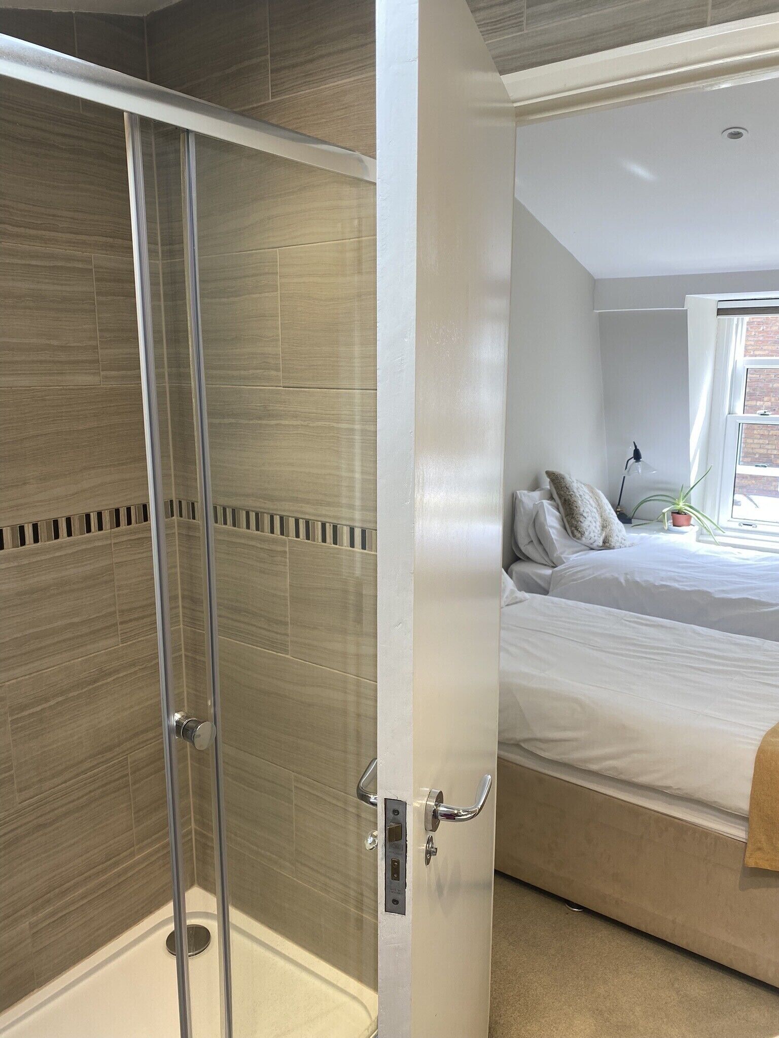 2 soverom, skrivebord, strykejern/-brett og wi-fi (inkludert)