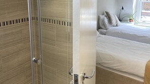 Un baño moderno con mampara de cristal y zona de ducha independiente.