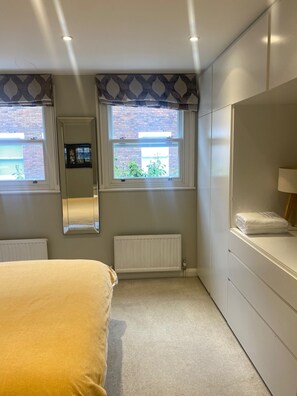 2 chambres, bureau, fer et planche à repasser, accès au Wi-Fi (inclus)