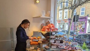 Mostrador de panadería con diversos productos horneados a la vista.