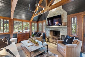 Smart TV, chimenea y libros 