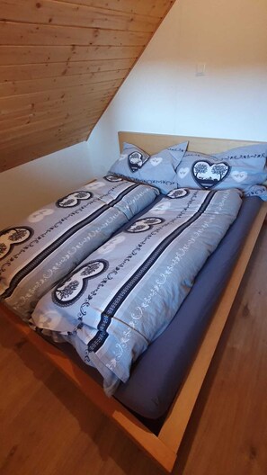 1 bedroom, free WiFi, bed sheets - Bright, sunny vacation apartment on the farm (Aeschlen)