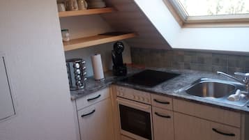 Fridge, oven, stovetop, coffee/tea maker