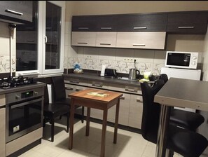 Jääkaappi, mikroaaltouuni, uuni, liesi