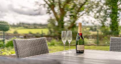 Relaxing Private Country Escape with Hot Tub