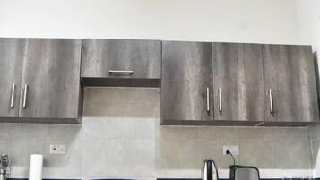 Jääkaappi, mikroaaltouuni, uuni, liesi